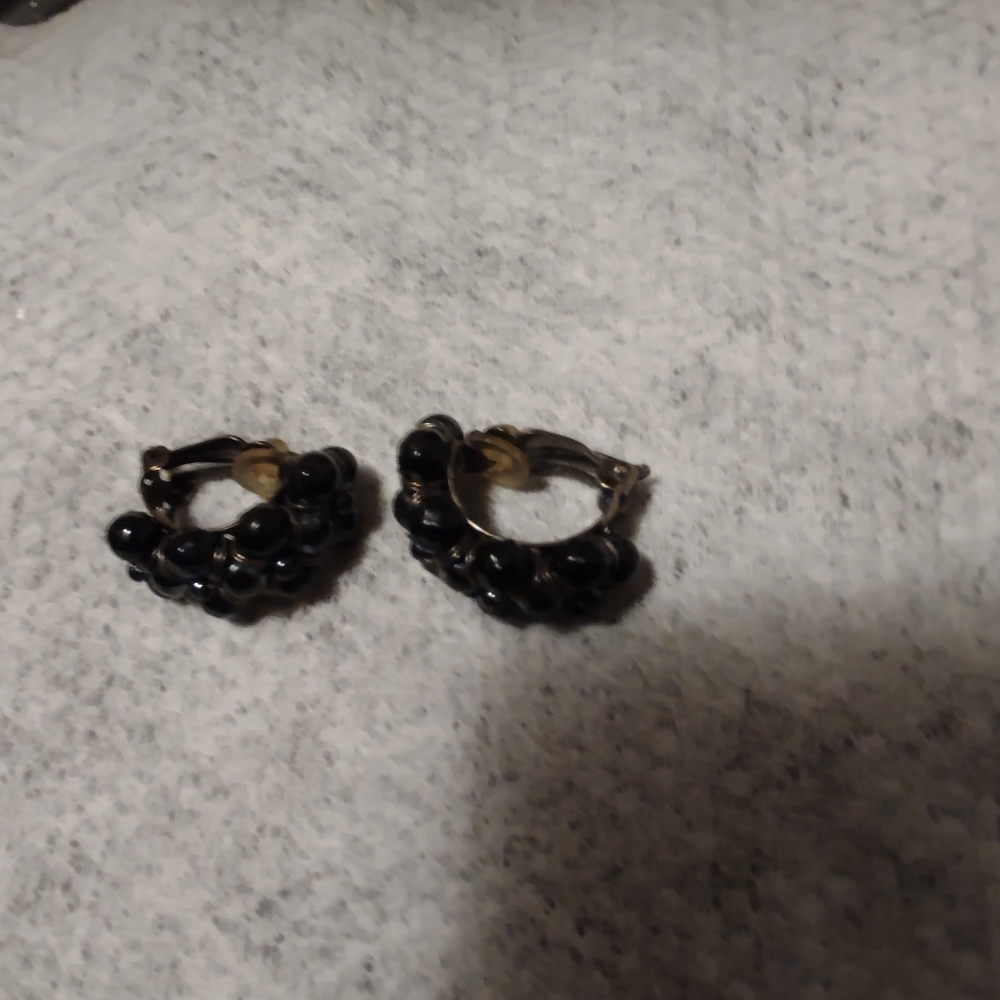 VINTAGE PAIR OF CLIP ON EARRINGS. BLACK STONES.